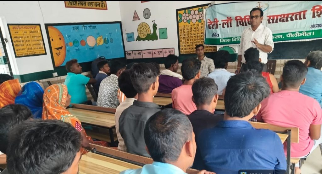 जानकारी देते हुए